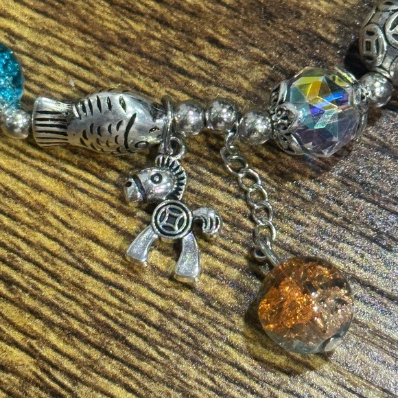Elegant Beaded Bracelet with Silver Accents - Picture 2 of 4